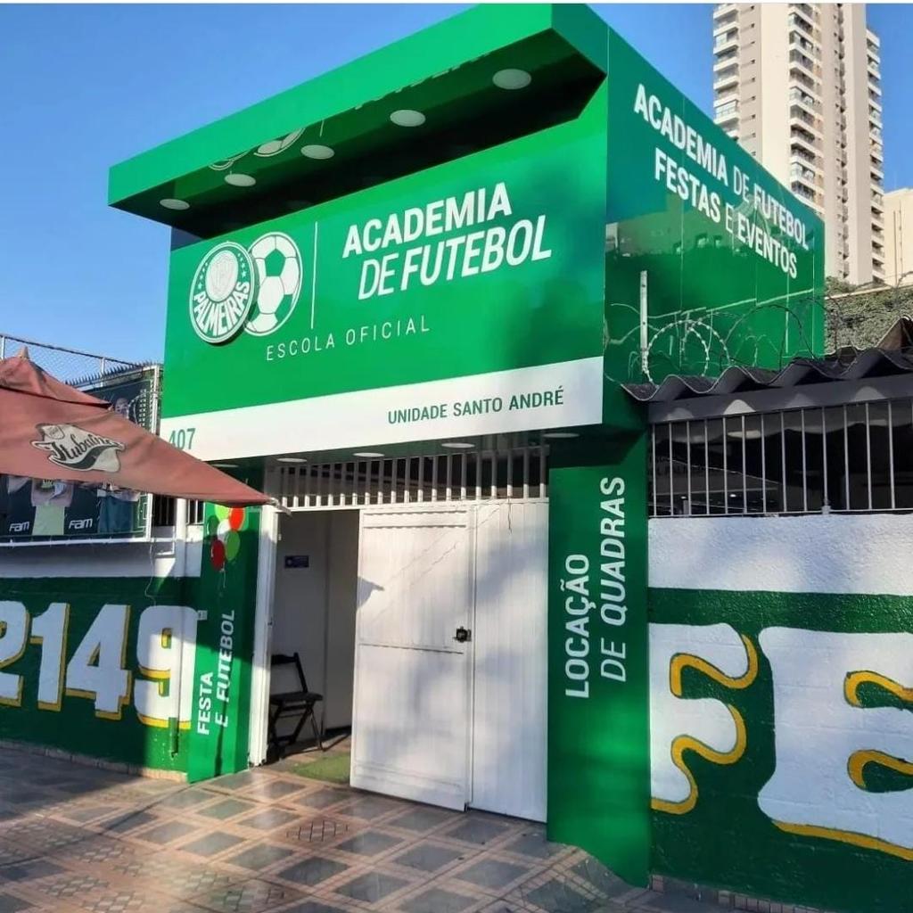 Fachada em ACM verde da Academia de Futebol Palmeiras unidade Santo André