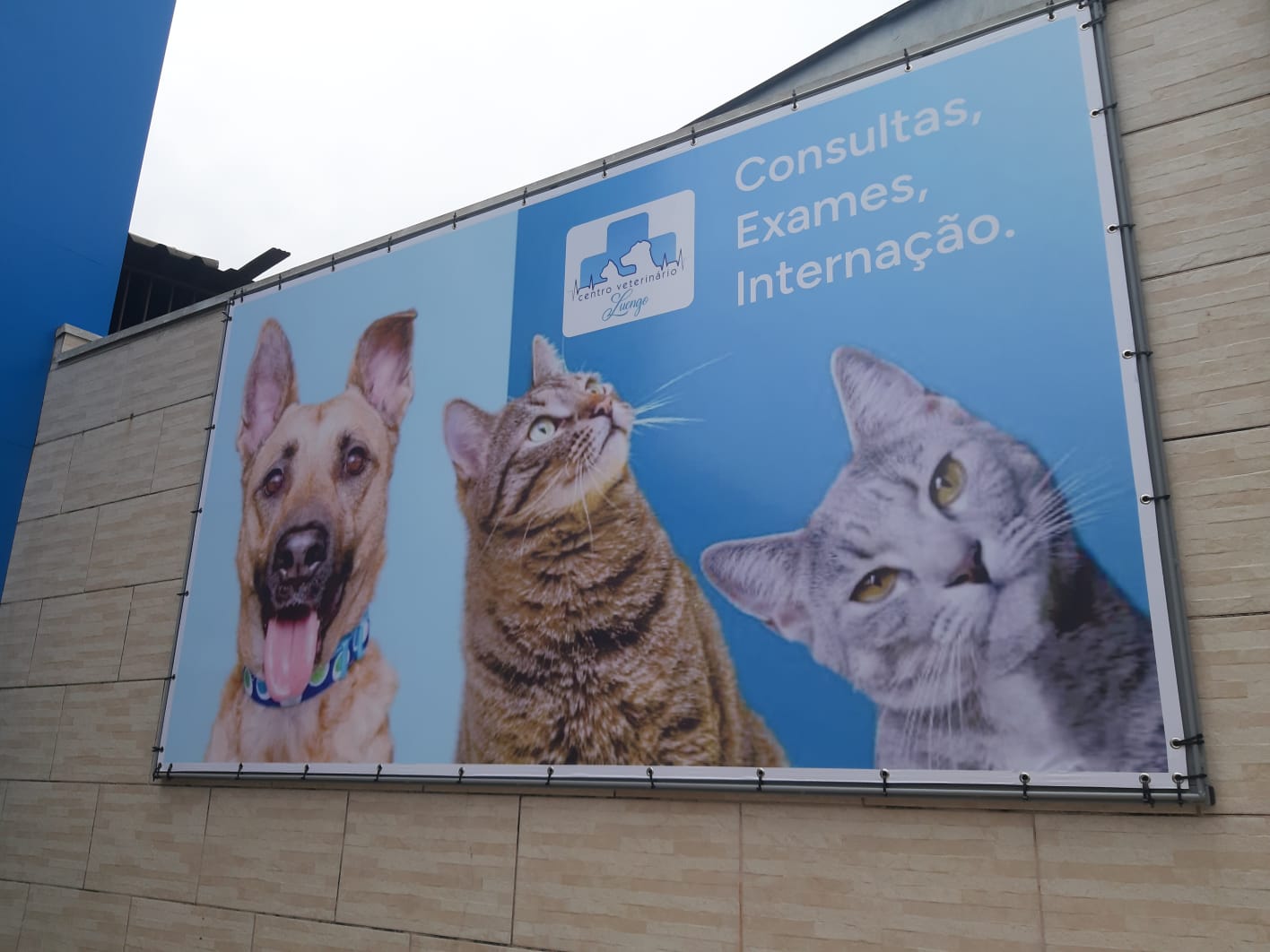 Fachada em lona tensionada de centro veterinário com impressão em alta resolução