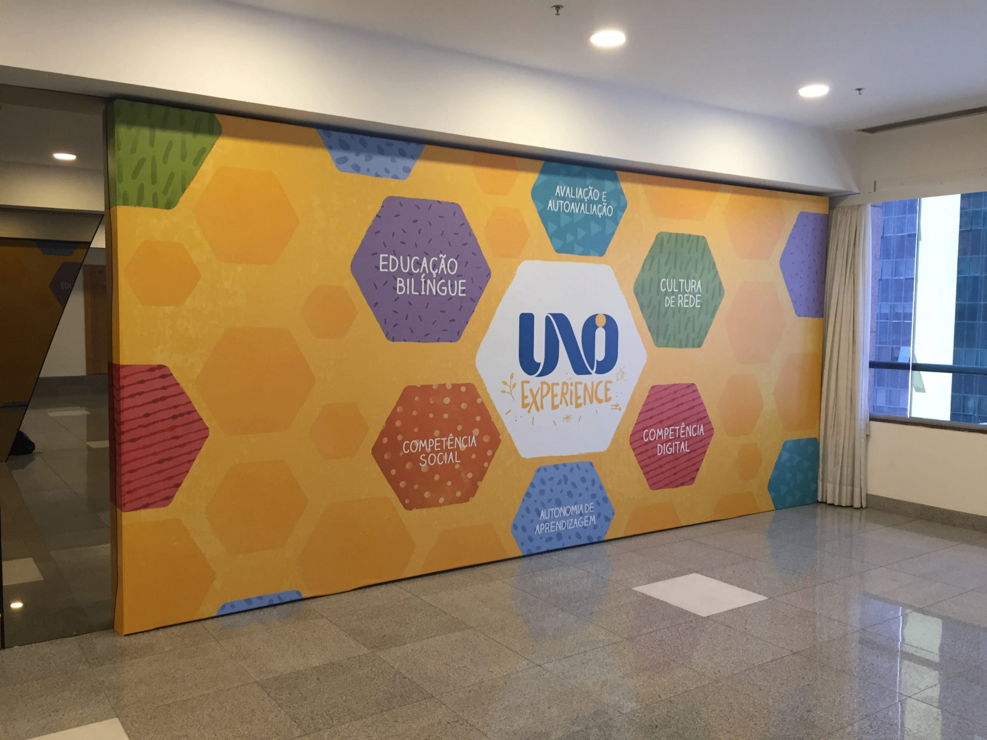 Backdrop de evento corporativo com logotipos repetidos